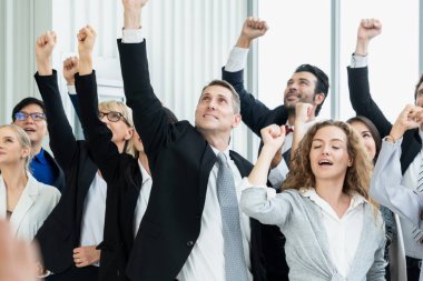 Başarılı iş adamları, işçi toplumunun güçlü ilişkilerini göstermek için bir arada duruyorlar. Modern ofiste güçlü bir takım çalışması sergileyen iş adamı ve iş kadınlarından oluşan bir ekip..