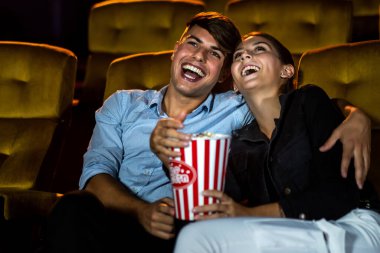 İnsanlar sinema sinemasında film izlerler. Grup eğlence etkinliği ve eğlence konsepti.