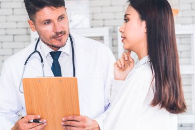 Profesyonel üniformalı doktor hastanedeki ya da klinikteki hastayı muayene ediyor. Sağlık, sağlık ve doktor hizmetleri konsepti.