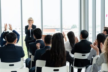 Bir grup iş adamı seminer konferansında toplanıyor. Seyirciler, çalışanların eğitim seanslarındaki eğitmenleri dinliyor. Uzman konuşmacı ile ofis çalışanları toplantısı .