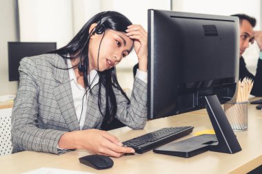 Kulaklık takan iş adamları ofiste çalışırken mutsuz hissediyorlar. Başarısızlık olumsuz üzüntü duygusu konsepti çağrı merkezi, tele pazarlama ve finansal ekonomideki müşteri destek krizi çöküş .