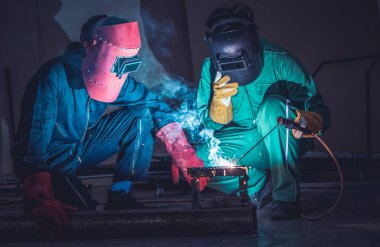 Metal kaynak çeliği, fabrikada çelik kaynaklamak için elektrikli yay kaynak makinesi kullanır. El becerisi iş gücü kavramına göre metal imalatı ve inşaat bakım hizmeti.