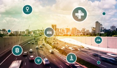 Gelecekteki araba trafiği için akıllı ulaşım teknolojisi kavramı. Sanal akıllı sistem, şehir sokaklarındaki araç verilerini birbirine bağlamak için dijital bilgi analizi yapıyor. Gelecekteki yenilik .