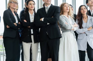 Başarılı iş adamları, işçi toplumunun güçlü ilişkilerini göstermek için bir arada duruyorlar. Modern ofiste güçlü bir takım çalışması sergileyen iş adamı ve iş kadınlarından oluşan bir ekip..