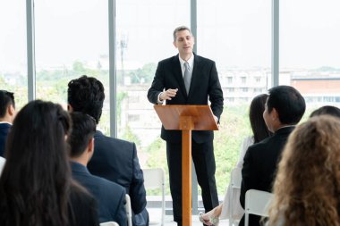 Bir grup iş adamı seminer konferansında toplanıyor. Seyirciler, çalışanların eğitim seanslarındaki eğitmenleri dinliyor. Uzman konuşmacı ile ofis çalışanları toplantısı .