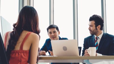 Şirket ofisindeki yönetici ve mülakatçıyla iş görüşmesinde iş arayan biri. Profesyonel kariyer fırsatı arayan genç mülakatçı. İnsan kaynakları ve adam toplama kavramı.