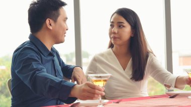 Restoranda yemek yiyen mutlu romantik çift. Çift yıldönümü kutlaması ve yaşam tarzı .