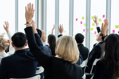 Bir grup iş adamı seminer konferansında toplanıyor. Seyirciler, çalışanların eğitim seanslarındaki eğitmenleri dinliyor. Uzman konuşmacı ile ofis çalışanları toplantısı .