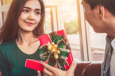 Mutlu çift yıldönümünü kutlamak için hediye veriyor. Evlilik yaşam tarzı, aşk ve ilişki kavramı.