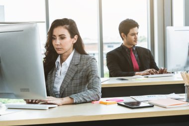 Modern ofis odasındaki masada çalışan iş adamları mali veri raporlarını incelerken .