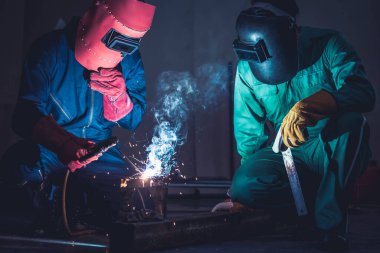 Metal kaynak çeliği, fabrikada çelik kaynaklamak için elektrikli yay kaynak makinesi kullanır. El becerisi iş gücü kavramına göre metal imalatı ve inşaat bakım hizmeti.