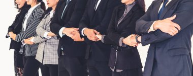 Başarılı iş adamları, işçi toplumunun güçlü ilişkilerini göstermek için bir arada duruyorlar. Modern ofiste güçlü bir takım çalışması sergileyen iş adamı ve iş kadınlarından oluşan bir ekip..