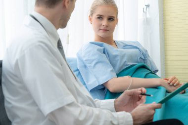 Profesyonel üniformalı doktor hastanedeki ya da klinikteki hastayı muayene ediyor. Sağlık, sağlık ve doktor hizmetleri konsepti.