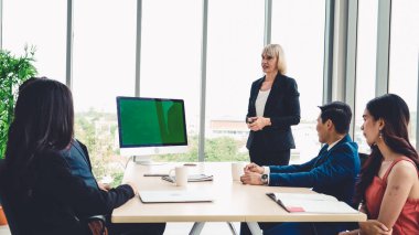 Konferans odasındaki iş adamları yeşil ekran krom anahtar televizyonlu ya da ofis masasında bilgisayar olan kişiler. Çeşitli iş adamları ve iş kadınları video konferansında bir araya geldi. .