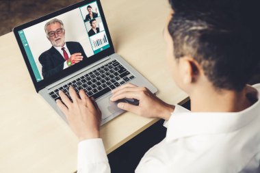Sanal işyerinde ya da ücra bir ofiste iş görüşmeleri. Profesyonel iş dünyasındaki iş arkadaşınla iletişim kurmak için akıllı video teknolojisi kullanan telekonferans görüşmesi..