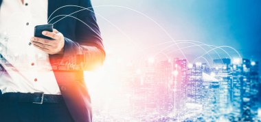 Modern yaratıcı iletişim ve internet ağı akıllı şehirde birleşir. 5G kablosuz dijital bağlantı ve gelecekteki şeylerin interneti kavramı.