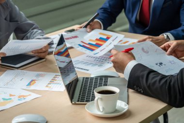 Zeki iş adamı ve iş kadını modern ofis içinde grup toplantılarında konuşuyorlar. İş ortaklığı stratejik planlama ve iş arkadaşlarının beyin fırtınası.