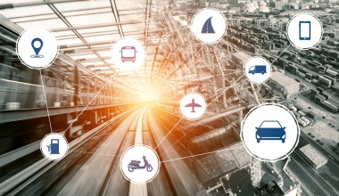 Gelecekteki araba trafiği için akıllı ulaşım teknolojisi kavramı. Sanal akıllı sistem, şehir sokaklarındaki araç verilerini birbirine bağlamak için dijital bilgi analizi yapıyor. Gelecekteki yenilik .