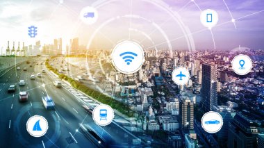 Gelecekteki araba trafiği için akıllı ulaşım teknolojisi kavramı. Sanal akıllı sistem, şehir sokaklarındaki araç verilerini birbirine bağlamak için dijital bilgi analizi yapıyor. Gelecekteki yenilik .