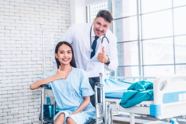 Profesyonel üniformalı doktor hastanedeki ya da klinikteki hastayı muayene ediyor. Sağlık, sağlık ve doktor hizmetleri konsepti.