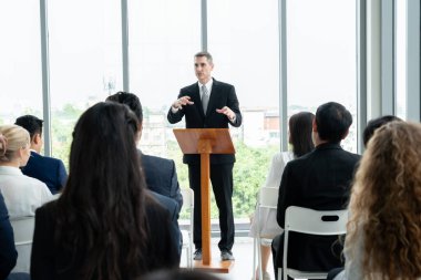 Bir grup iş adamı seminer konferansında toplanıyor. Seyirciler, çalışanların eğitim seanslarındaki eğitmenleri dinliyor. Uzman konuşmacı ile ofis çalışanları toplantısı .
