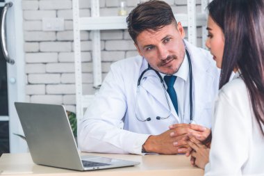 Profesyonel üniformalı doktor hastanedeki ya da klinikteki hastayı muayene ediyor. Sağlık, sağlık ve doktor hizmetleri konsepti.