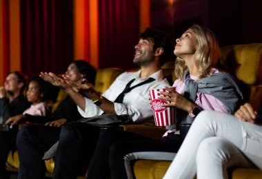 İnsanlar sinema sinemasında film izlerler. Grup eğlence etkinliği ve eğlence konsepti.