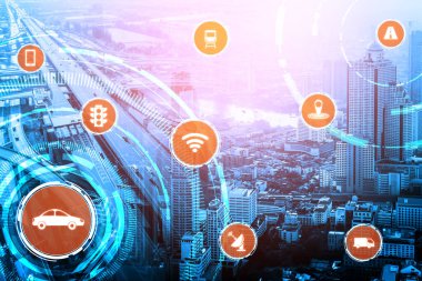 Gelecekteki araba trafiği için akıllı ulaşım teknolojisi kavramı. Sanal akıllı sistem, şehir sokaklarındaki araç verilerini birbirine bağlamak için dijital bilgi analizi yapıyor. Gelecekteki yenilik .