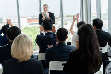 Bir grup iş adamı seminer konferansında toplanıyor. Seyirciler, çalışanların eğitim seanslarındaki eğitmenleri dinliyor. Uzman konuşmacı ile ofis çalışanları toplantısı .