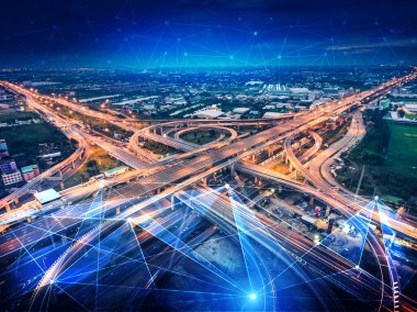 Gelecekteki araba trafiği için akıllı ulaşım teknolojisi kavramı. Sanal akıllı sistem, şehir sokaklarındaki araç verilerini birbirine bağlamak için dijital bilgi analizi yapıyor. Gelecekteki yenilik .