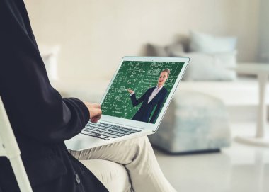 E- öğrenim ve Öğrenci ve Üniversite Konsepti Online Eğitim. Video konferansı çağrı teknolojisi öğrencilerin her yerden öğrenebileceği dijital eğitim kursları düzenliyor..
