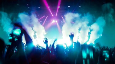 Mutlu insanlar gece kulübü DJ parti konserinde dans eder ve sahnede DJ 'den elektronik dans müziği dinlerler. Siluet dolu neşeli kalabalık 2020 yılbaşı partisini kutluyor. İnsanların yaşam tarzı DJ gece hayatı.