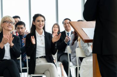 Bir grup iş adamı seminer konferansında toplanıyor. Seyirciler, çalışanların eğitim seanslarındaki eğitmenleri dinliyor. Uzman konuşmacı ile ofis çalışanları toplantısı .