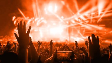 Mutlu insanlar gece kulübü DJ parti konserinde dans eder ve sahnede DJ 'den elektronik dans müziği dinlerler. Siluet dolu neşeli kalabalık 2020 yılbaşı partisini kutluyor. İnsanların yaşam tarzı DJ gece hayatı.
