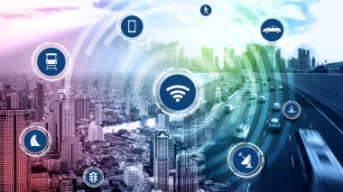 Gelecekteki araba trafiği için akıllı ulaşım teknolojisi kavramı. Sanal akıllı sistem, şehir sokaklarındaki araç verilerini birbirine bağlamak için dijital bilgi analizi yapıyor. Gelecekteki yenilik .