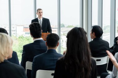 Bir grup iş adamı seminer konferansında toplanıyor. Seyirciler, çalışanların eğitim seanslarındaki eğitmenleri dinliyor. Uzman konuşmacı ile ofis çalışanları toplantısı .