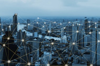 Modern yaratıcı iletişim ve internet ağı akıllı şehirde birleşir. 5G kablosuz dijital bağlantı ve gelecekteki şeylerin interneti kavramı.
