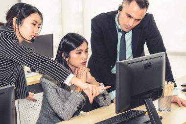 Kulaklık takan iş adamları ofiste çalışırken mutsuz hissediyorlar. Başarısızlık olumsuz üzüntü duygusu konsepti çağrı merkezi, tele pazarlama ve finansal ekonomideki müşteri destek krizi çöküş .