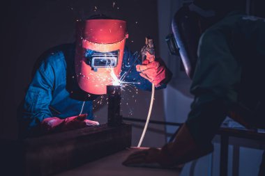Metal kaynak çeliği, fabrikada çelik kaynaklamak için elektrikli yay kaynak makinesi kullanır. El becerisi iş gücü kavramına göre metal imalatı ve inşaat bakım hizmeti.