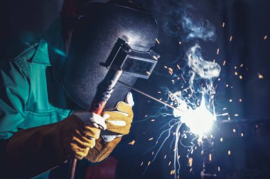 Metal kaynak çeliği, fabrikada çelik kaynaklamak için elektrikli yay kaynak makinesi kullanır. El becerisi iş gücü kavramına göre metal imalatı ve inşaat bakım hizmeti.