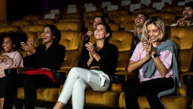 İnsanlar sinema sinemasında film izlerler. Grup eğlence etkinliği ve eğlence konsepti.