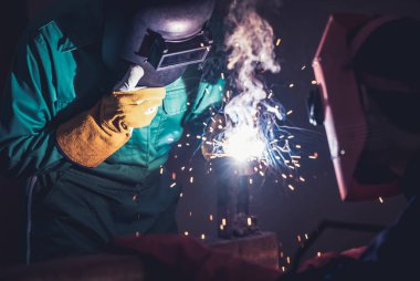 Metal kaynak çeliği, fabrikada çelik kaynaklamak için elektrikli yay kaynak makinesi kullanır. El becerisi iş gücü kavramına göre metal imalatı ve inşaat bakım hizmeti.