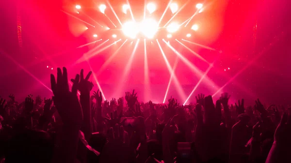 快乐的人们在夜总会Dj派对音乐会上跳舞 在舞台上听Dj的电子舞曲 轮廓欢快的人群庆祝2020年新年派对 Dj夜生活 — 图库照片