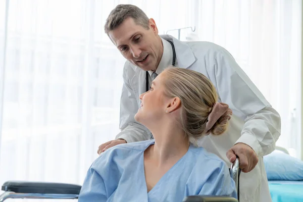 Medico Uniforme Professionale Che Esamina Paziente Ospedale Clinica Medica Concetto — Foto Stock