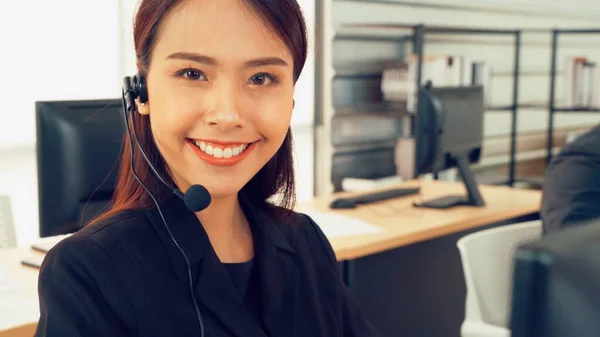 Gente Negocios Que Usa Auriculares Trabajando Oficina Para Apoyar Clientes — Foto de Stock