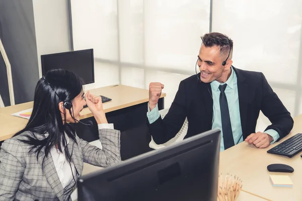 Biznesmeni Słuchawkach Świętują Pracę Biurze Call Center Telemarketing Agent Obsługi — Zdjęcie stockowe