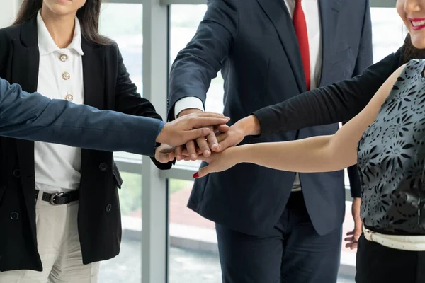 Muchos Empresarios Felices Unen Sus Manos Con Alegría Éxito Empleado — Foto de Stock