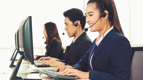 Geschäftsleute Mit Headset Arbeiten Büro Entfernte Kunden Oder Kollegen Unterstützen — Stockfoto