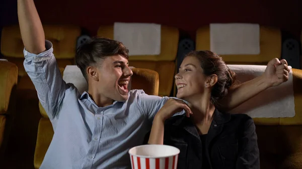 Mężczyźni Kobiety Jedzą Rzucanie Popcornem Było Zabawne Ich Usta Teatrze — Zdjęcie stockowe