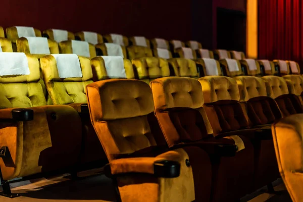 Una Fila Sedili Gialli Con Popcorn Sulla Sedia Nel Cinema — Foto Stock